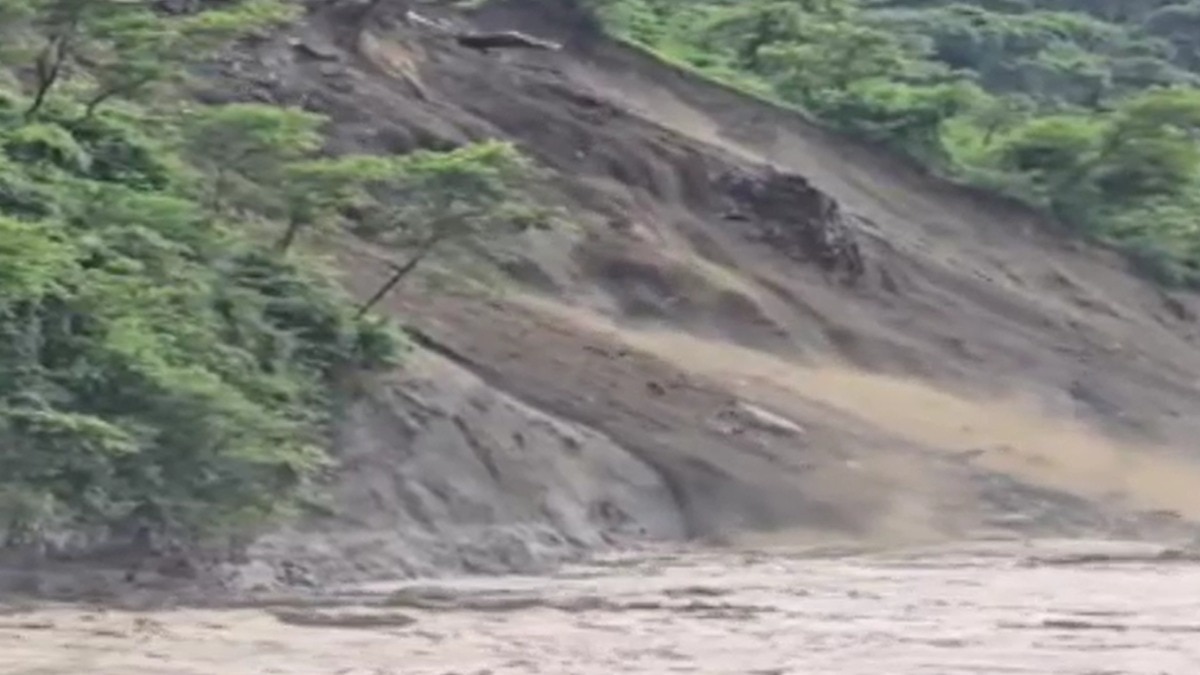 Nepal highway blocked after Trishuli River erosion triggers landslide