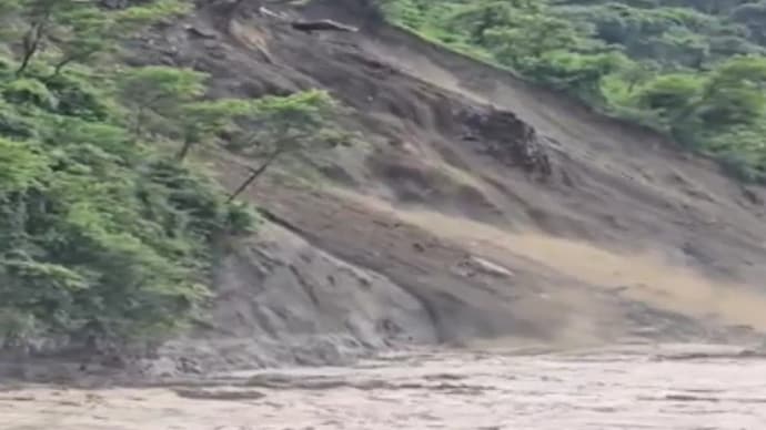 A landslide triggered by erosion from the swollen Trishuli River. (Source: ITG)