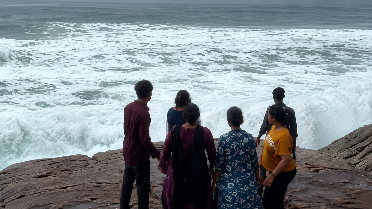 विजाग के समुद्र तट पर दोस्ती दिवस की यात्रा में दो किशोर डूबे