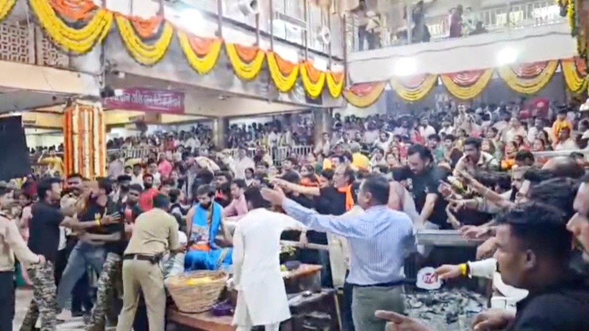 Chaos at Ujjain Mahakal temple as Kanwariyas storm sanctum, clash with guards