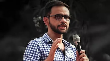 JNU students hold Umar Khalid book discussion outdoors despite venue cancellation JNU students hold Umar Khalid book discussion outdoors despite venue cancellation