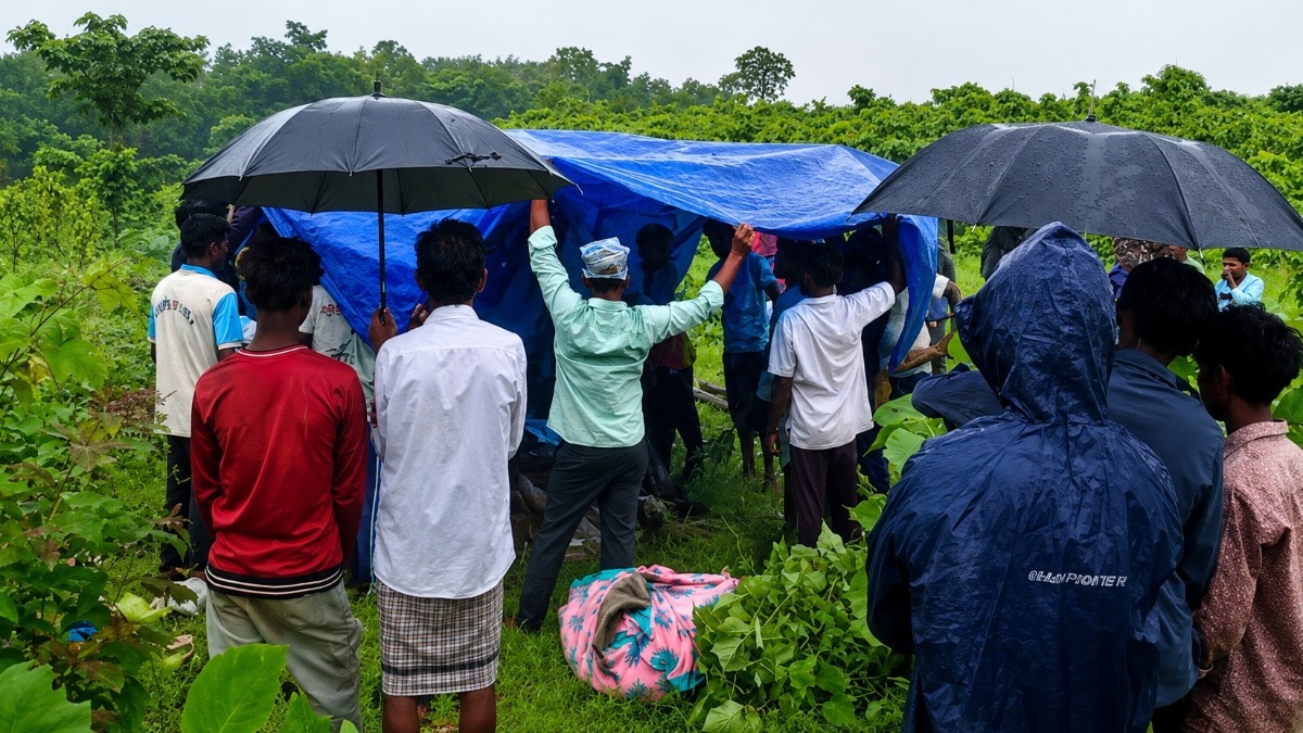 A funeral under tarpaulin: Thane tribal hamlet still awaits cremation ground