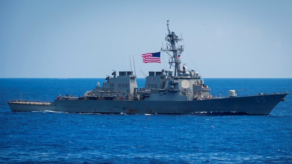 दक्षिण चीन सागर में अमेरिकी युद्धपोत USS Benfold में बिजली गुल, 4 दिनों तक बुनियादी सुविधाओं का अभाव