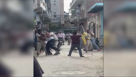 दस्तावेजों की जांच के दौरान पुलिसकर्मियों पर मिर्च पाउडर और लाठियों से हमला