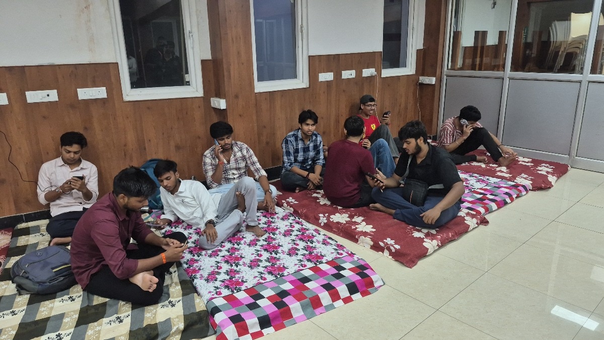 Another Delhi PG develops massive cracks, students flee to college for shelter