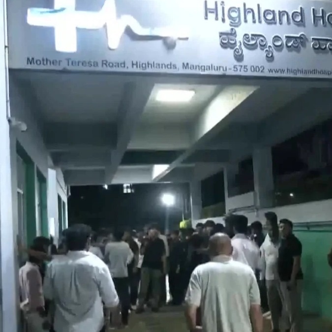 A student who witnessed the incident said there was heavy crowding in the balcony area and questioned the condition of the old building.