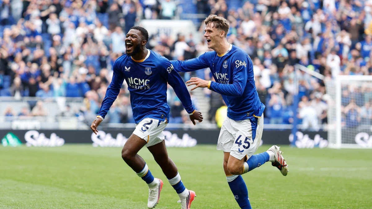 Maitland-Niles scores late to secure Everton 2-2 draw with Manchester United