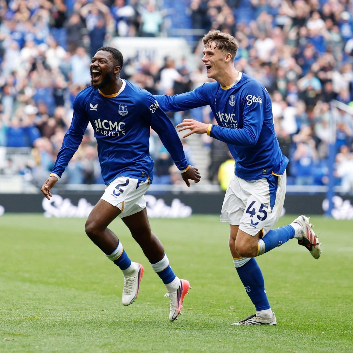 Late Maitland-Niles wondergoal rescues Everton in 2-2 draw with Manchester United