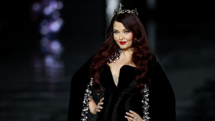 Aishwarya Rai Bachchan appeared at the ninth Le Defile near the Eiffel Tower alongside Kendall Jenner, Simone Ashley and Celine Dion. (Credit: AFP) Aishwarya Rai Bachchan walks Paris runway with Kendall Jenner, Eva Longoria. Video