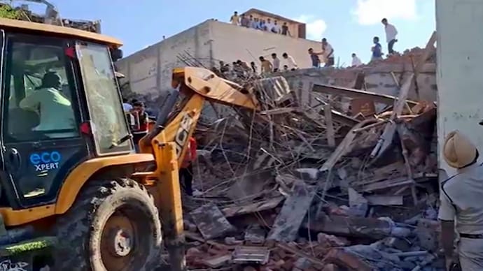 4 dead, 13 rescued after under-construction building collapses in Ambala (Screengrab: ITG) JCB से रेस्क्यू जारी.(Photo: Screengrab)