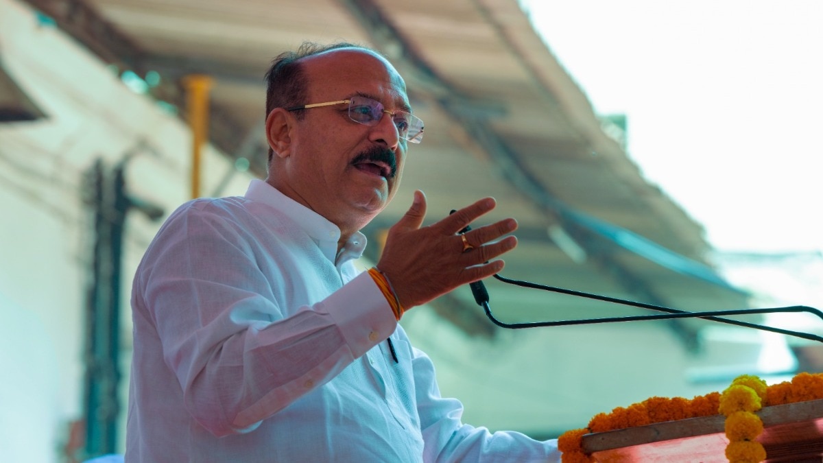 Delhi Education Minister visits Rajdhani College, extends support to ABVP