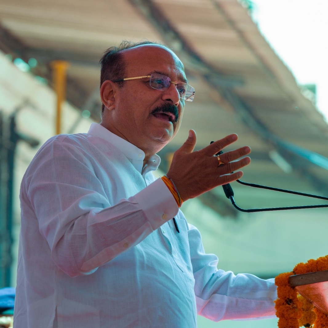 Delhi Education Minister visits Rajdhani College, extends support to ABVP