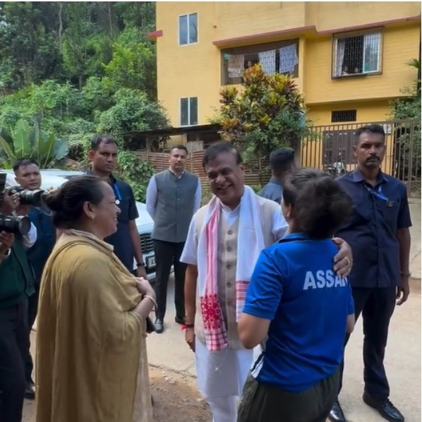 Himanta Sarma stops convoy, meets young para-athlete waiting with gamusa