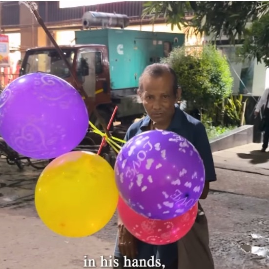 Kolkata balloon seller, 70, walks for hours to find customers and earn Rs 150 per day
