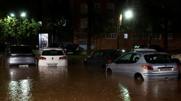 Torrential rain flooded Barcelona, while a storm disrupted transport across Catalonia and Valencia. (Reuters photo) Barcelona rain