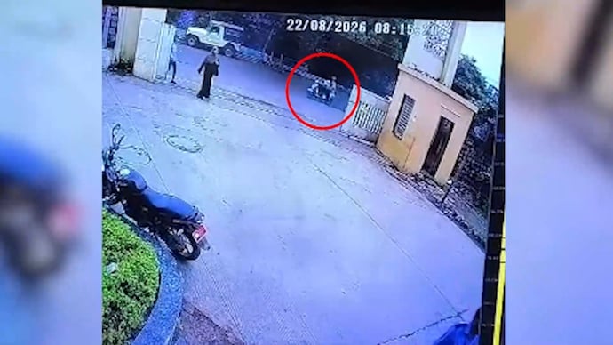 A woman wearing a constable's uniform was seen riding the stolen scooter. (Screengrab) Bhopal scooter theft