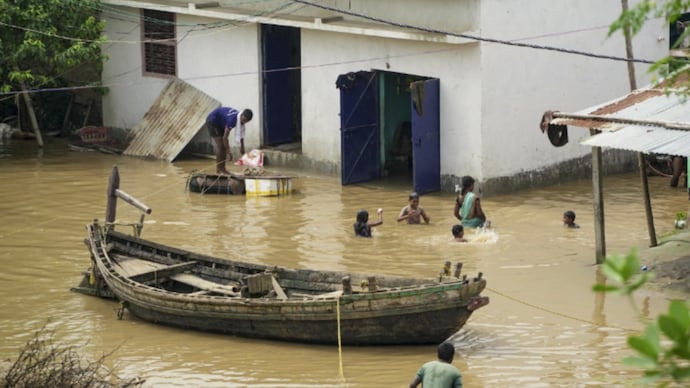 Sunaina eventually managed to swim to a hut located in a parval (pointed gourd) field near Chainchhapra village. (Representative image/ PTI) बिहार में बाढ़ से हालात बिगड़ने के बाद राहत-बचाव अभियान तेज कर दिया गया है (Photo-PTI)