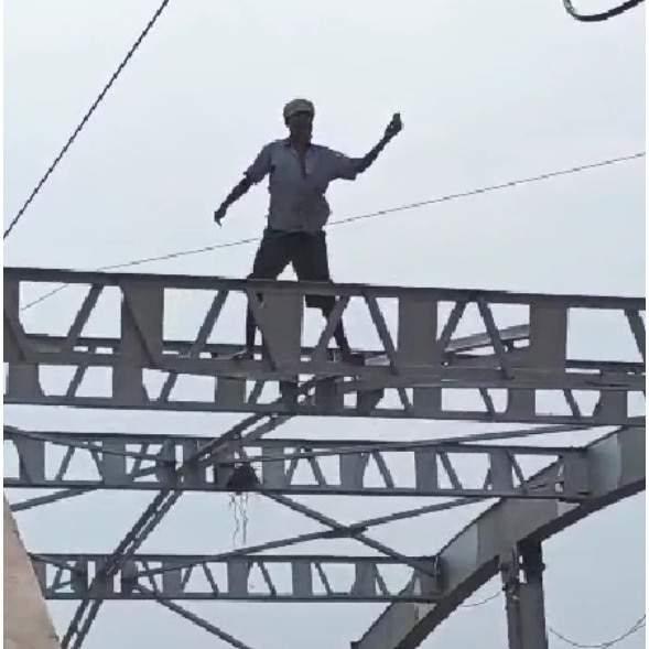 Bihar man climbs on top of overbridge, cops halt traffic and bring crane to rescue him
