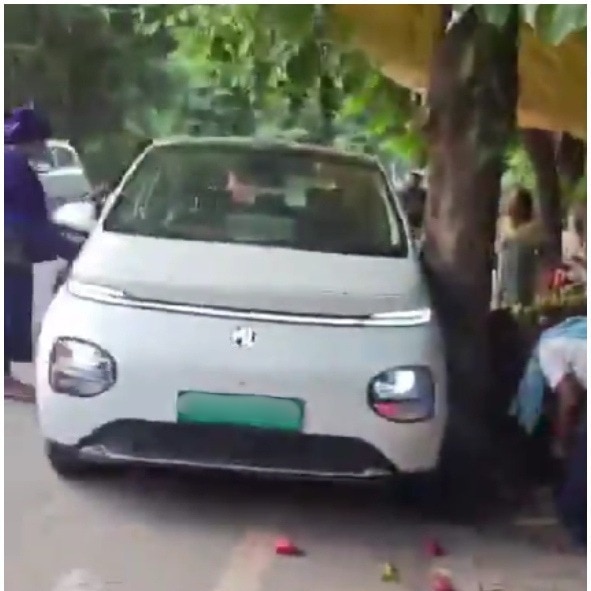 Car drives away without driver as owner runs after it, crashes into cart in Punjab