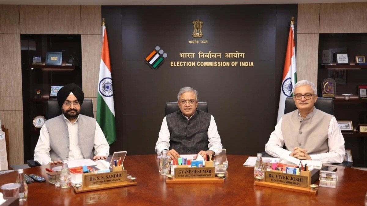 EC holds meet amid SIR row, issue clarification on Cabinet Secretary letter, Form 6