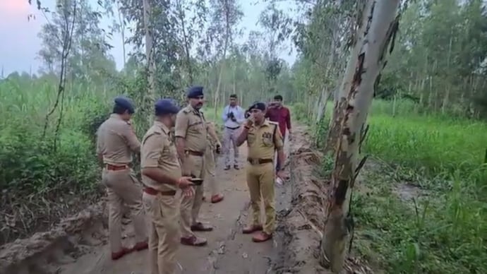 UP couple found dead at separate spots, man hanging from tree, wife's body near Ganga (Photo: ITG)