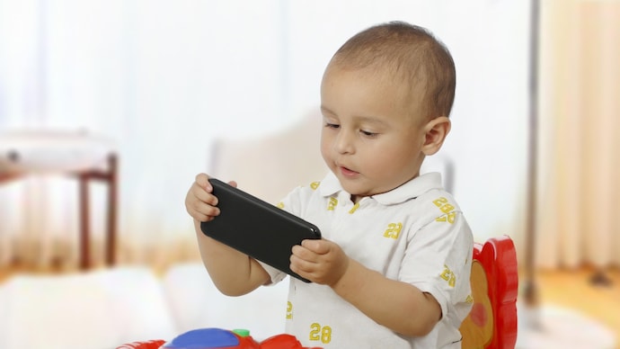 Child fever after weather change: 3 infections parents should know Cute baby boy with phone