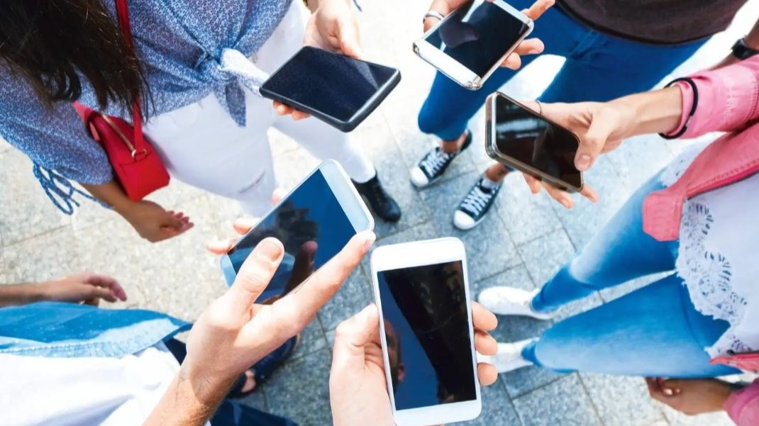 Govt prepares for D2M rollout, it will let you watch TV on phone without internet