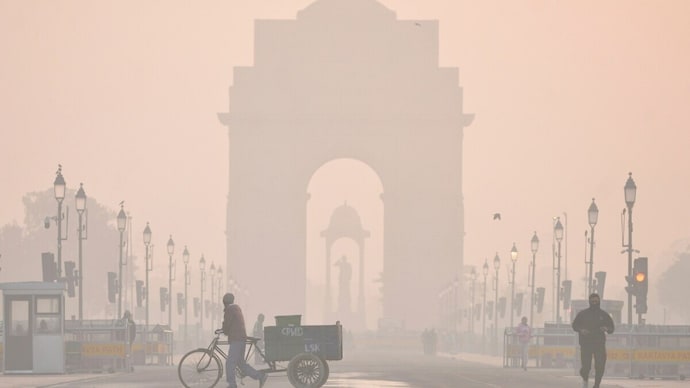 Delhi's AQI frequently crosses 400 in winter, entering the "severe" category. It occasionally breaches 450 too. (Photo: PTI) Delhi Air Pollution