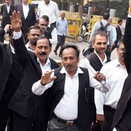 Delhi lawyers protest against new traffic challan system, govt puts it on hold