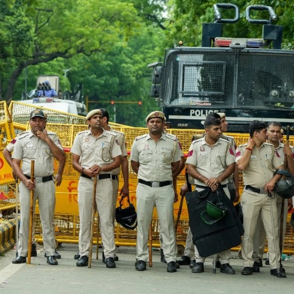 Bike-borne men intercept Delhi businessman's staff in auto, flee with Rs 1 crore