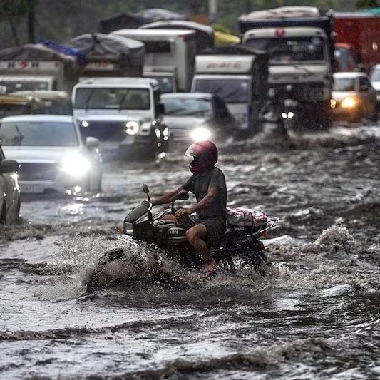 Heavy rain floods Jharkhand, rivers cross danger marks; 6 flights cancelled