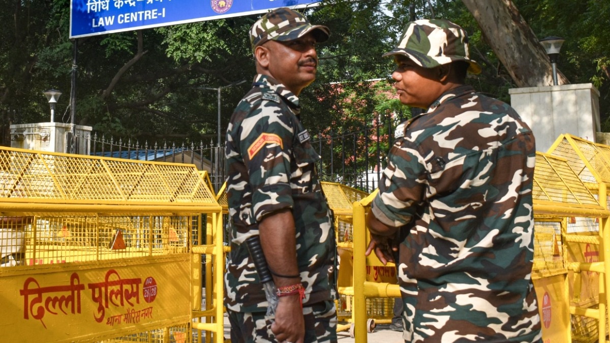 Security personnel stand guard outside 'Faculty of Law' during DUSU polls at North Campus, in New Delhi, on September 18, 2026. (PTI Photo) Dusu vote counting