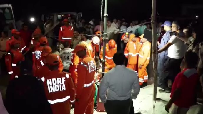 Rescue teams working in Faridabad to pull out safely the 3 year old girl from the borewell.
