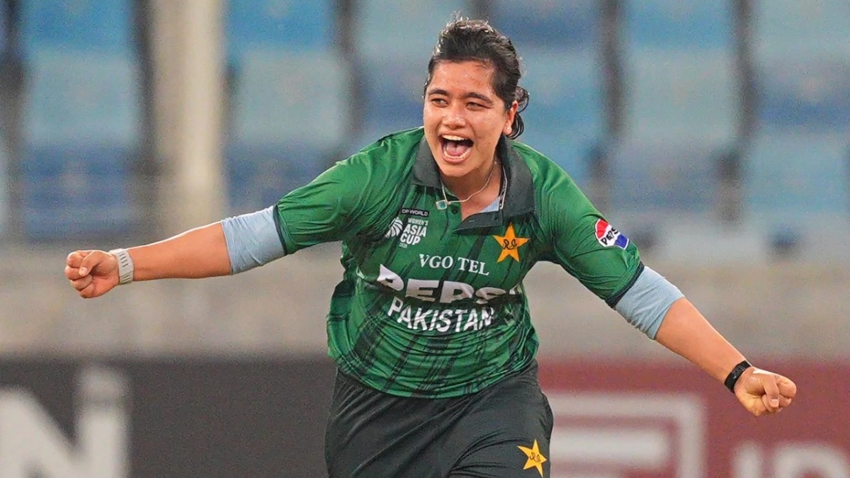 Fatima Sana keeps fighting valiantly, but Pakistan keep leaving her alone