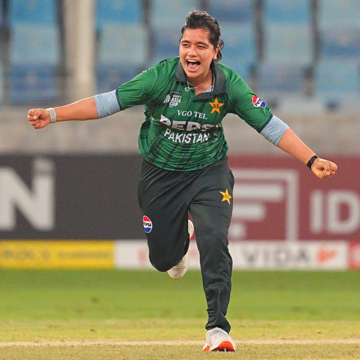 Fatima Sana keeps fighting valiantly, but Pakistan keep leaving her alone