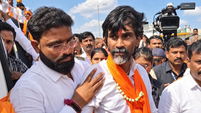 A frail Maratha quota activist Manoj Jarange Patil is supported by an aide during his journey from Jalna to Mumbai. (ANI) Frail Maratha quota activist Manoj Jarange Patil is supported by an aide during his journey from Jalna to Mumbai.