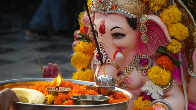 Prayers are offered to an idol of lord Ganesh before its immersion in a canal on the occasion of 'Anant Chaturdashi' festival, on the outskirts of Amritsar, Punjab (Photo- PTI)