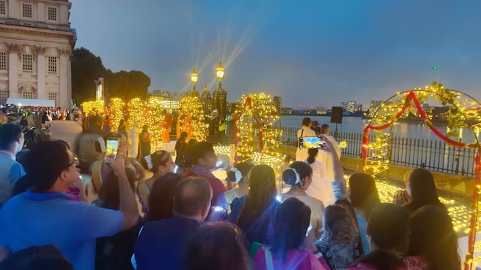 Ganga Aarti on the banks of the Thames river (Photo: Indian Embassy in the UK)