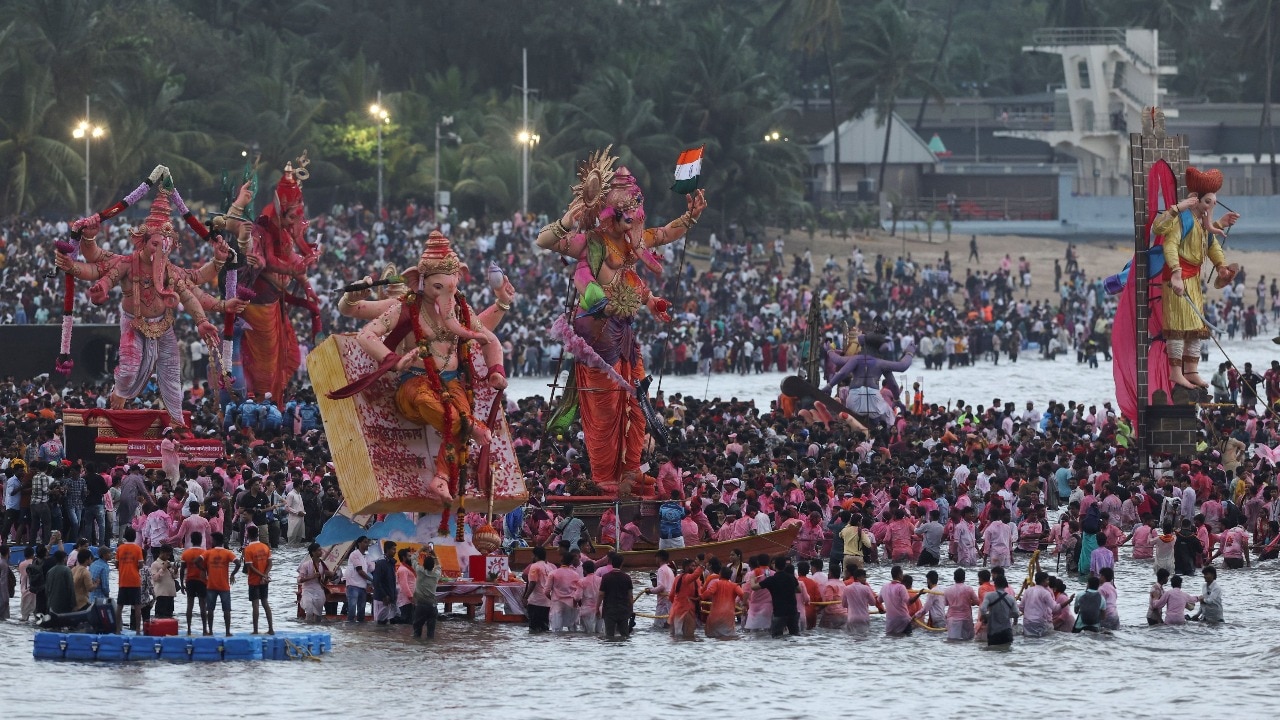 Ganesh idol immersion turns chaotic in Thane, 2 groups clash over procession order