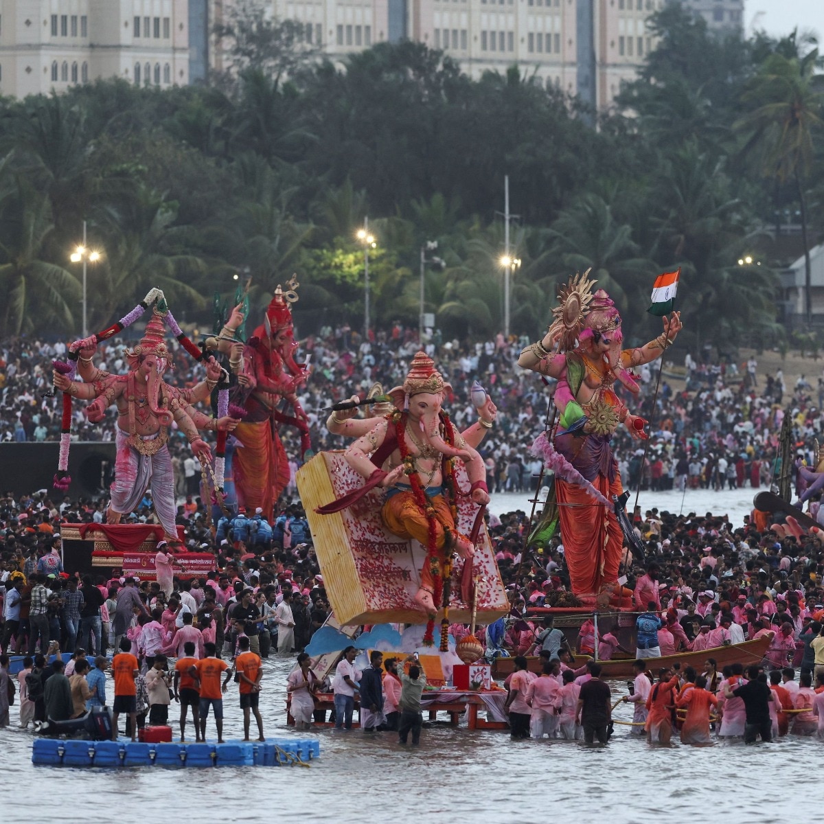 Ganesh idol immersion turns chaotic in Thane, 2 groups clash over procession order