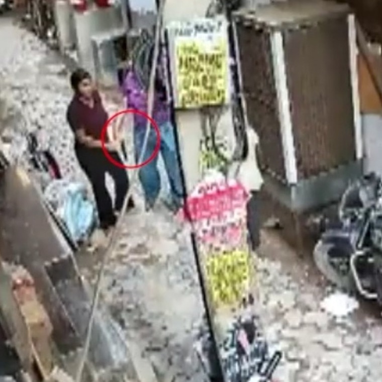 Video: Woman points gun at father after he refused to verify her car loan request