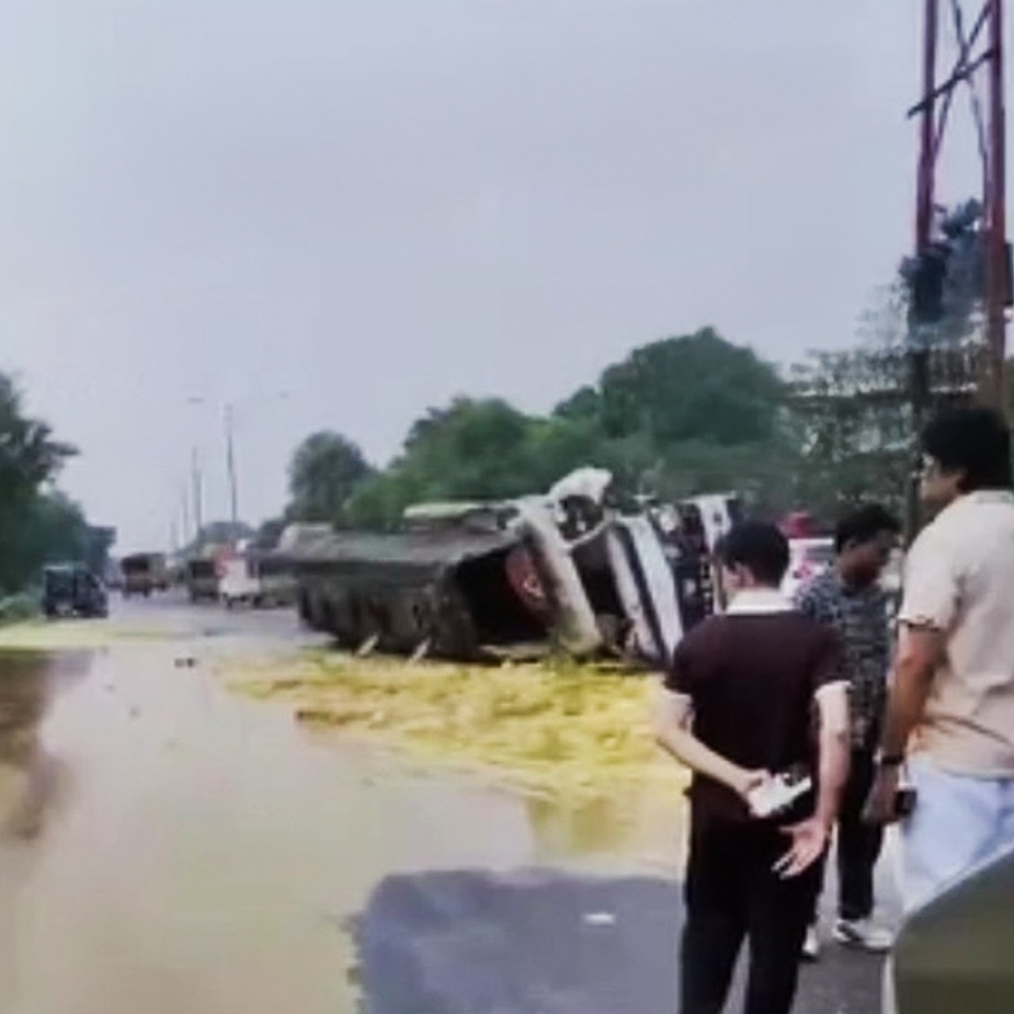 Ghee spills on UP road after truck carrying it overturns, people rush to collect