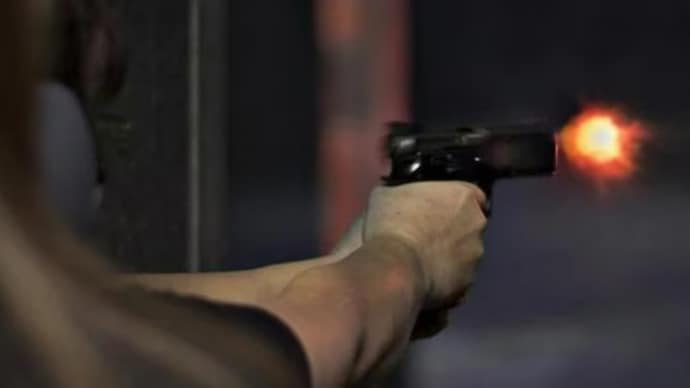 Police said two sophisticated pistols and four live cartridges were recovered from the accused following their arrest. (Representational) अस्पताल के सामने हुए ताबड़तोड़ हमले में अजमीत सिंह मारा गया. (Representational)