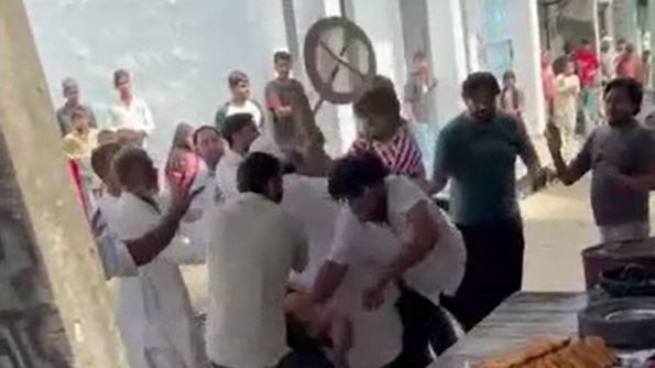 Video: Lathis, bricks and frying spoon; UP's Hapur samosa shop brawl turns violent