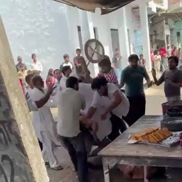 Video: Lathis, bricks and frying spoon; UP's Hapur samosa shop brawl turns violent