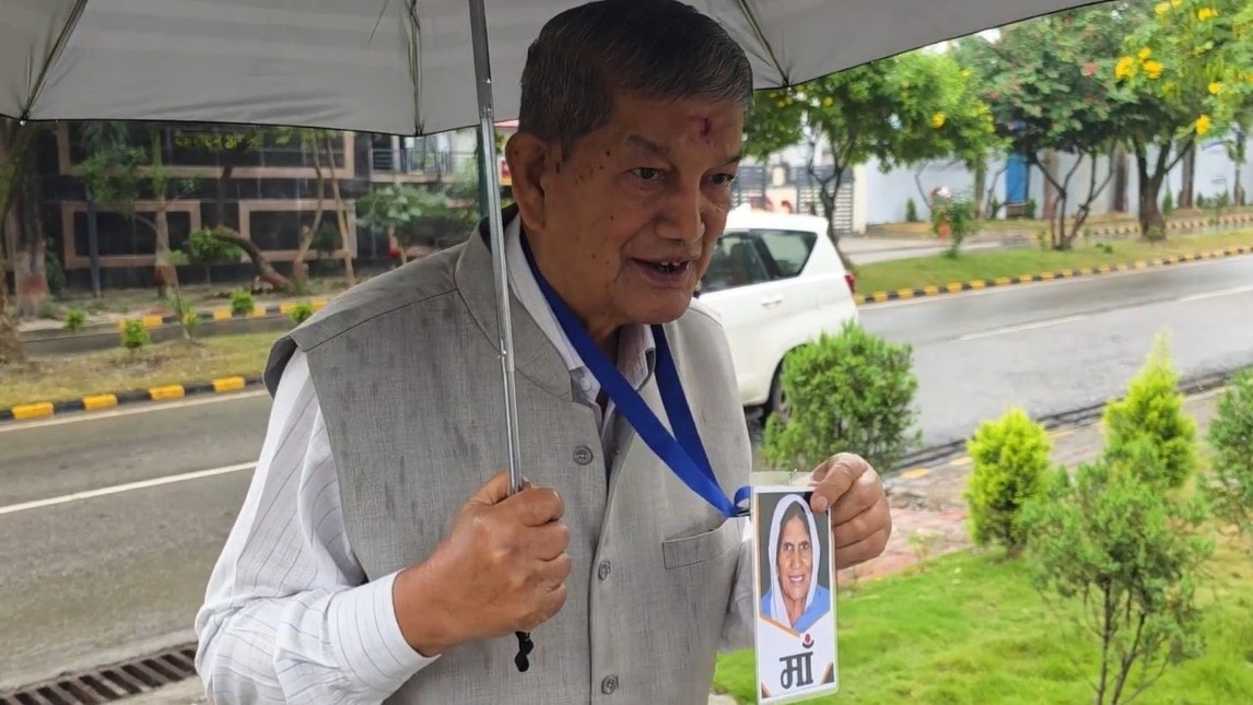 Mother's photo hanging from neck, Harish Rawat reaches ED office for questioning