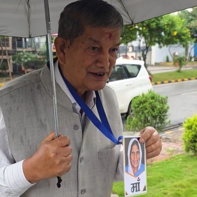Mother's photo hanging from neck, Harish Rawat reaches ED office for questioning