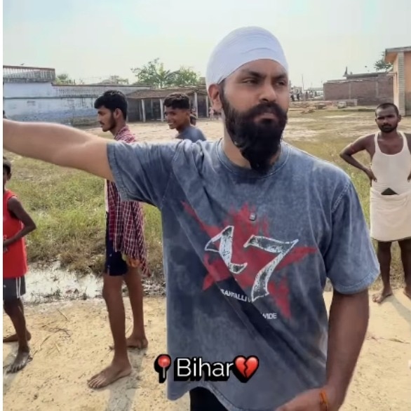 Haryana man loses patience as people snatch food from him during Bihar flood seva