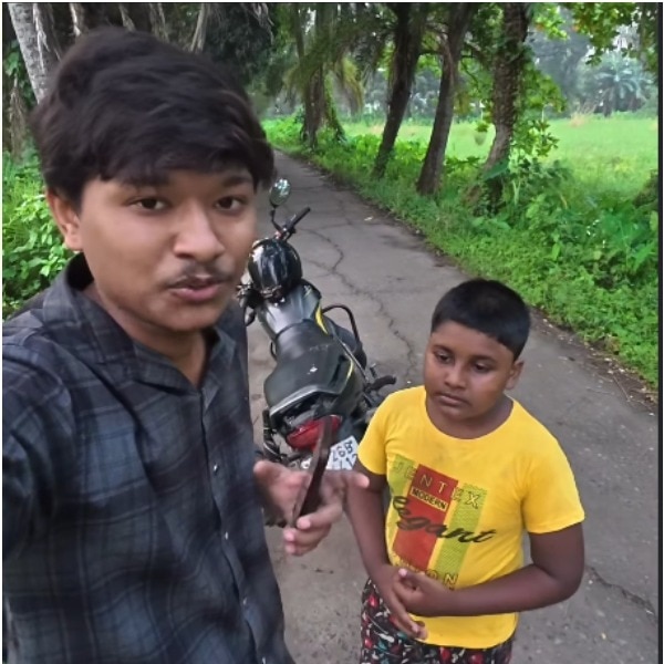 Bengal biker runs out of fuel, little boy brings help and a lesson in kindness