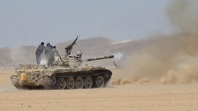 Members of the Saudi-backed Yemeni government forces fire a tank during clashes with Yemen's Iran-aligned Houthis. (File Photo) Members of the Saudi-backed Yemeni government forces fire a tank during clashes with Yemen's Iran-aligned Houthis
